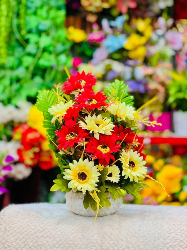 Red and Cream Floral Radiance A Bouquet of Bold Contrast The Elegant Heart-Pot Display