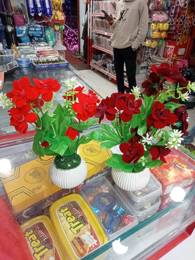 Artificial Flower Top Perfect for focusing on the bold color of the arrangement, Gives a warm, seasonal feel to the display.