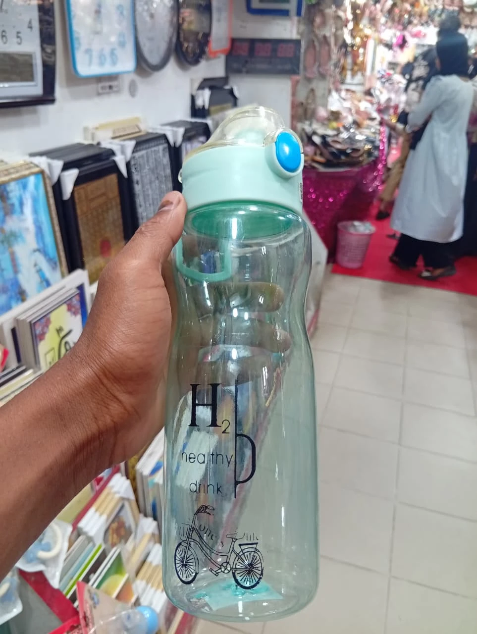 Crystal Clear 750ml Hydration Flask, Minimalist Transparent Sports Bottle, Sleek Urban Glass-Look Water Bottle